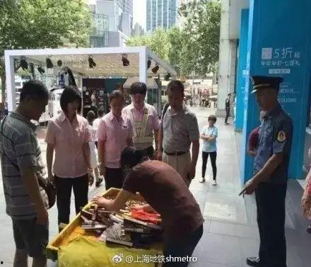 地铁吃瓜被拘留,一女子因公共场合行为被拘留