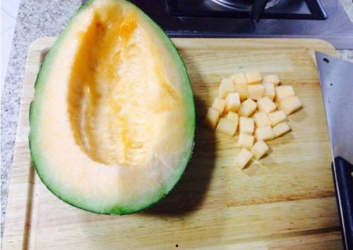 哈密瓜喂奶可以吃吗,探讨其安全性及营养价值