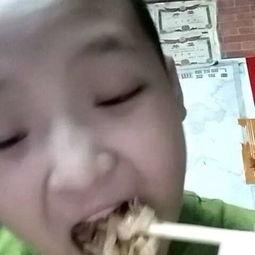 给父亲买瓜吃视频,温馨视频记录买瓜时刻，甜蜜滋味传递亲情