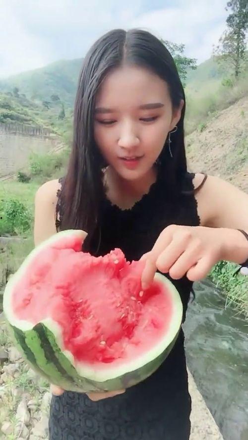 妻子吃自己的瓜,妻子吃自己的瓜，甜蜜满溢