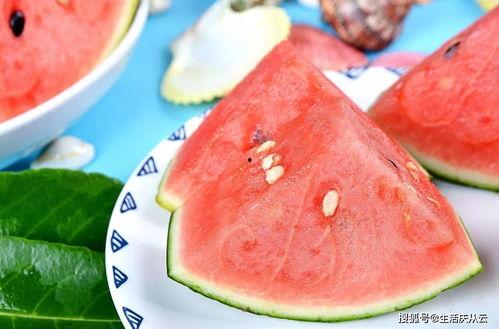 吃货用勺子吃无籽瓜