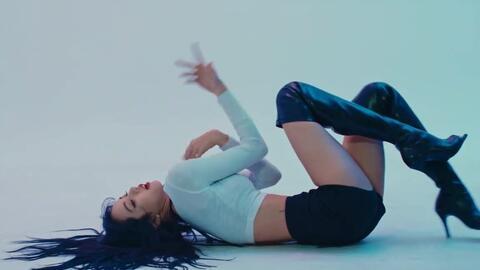 双人美女跳舞吃瓜图片