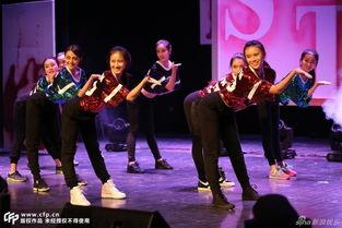 迎新晚会热舞吃瓜,吃瓜群众见证迎新晚会盛况