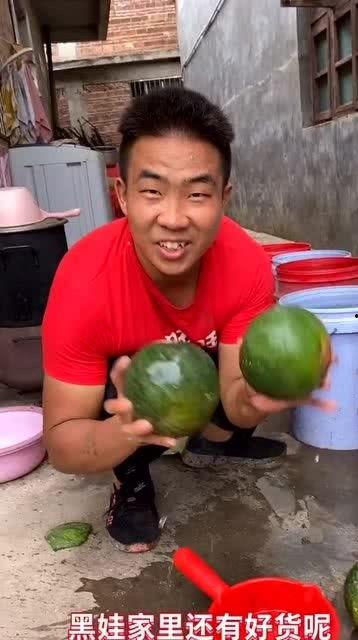 曝光青岛小伙吃瓜,意外成为网络热议焦点