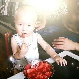 蒙眼爸爸吃瓜,趣味横生亲子时光