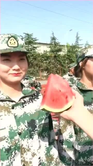 吃瓜姐姐和小孩