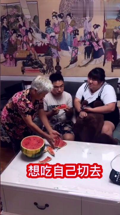 婆婆教儿子吃瓜,瓜果智慧，传承生活之道