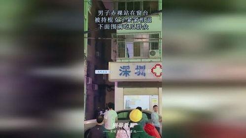 男生站阳台吃瓜