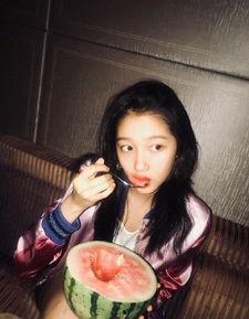 晨曦姐姐吃瓜照片免费,美食诱惑下的甜蜜瞬间