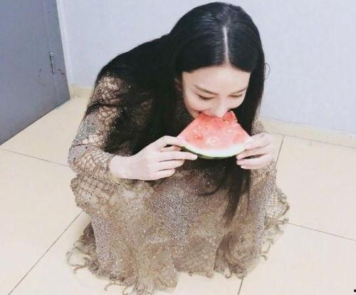 蹲坐着吃瓜,品味生活百态