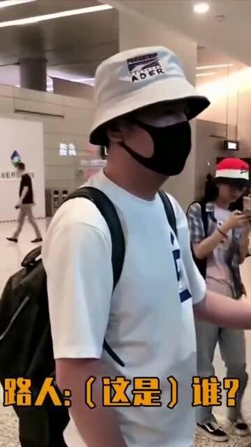 很多路人站在吃瓜