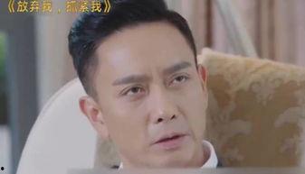 俩人蒙眼吃瓜,共享瓜果乐趣