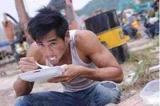 蹲坐着吃瓜,品味生活百态