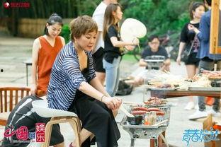 蹲坐着吃瓜,品味生活百态