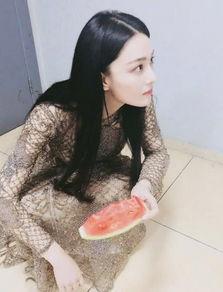 蹲坐着吃瓜,品味生活百态