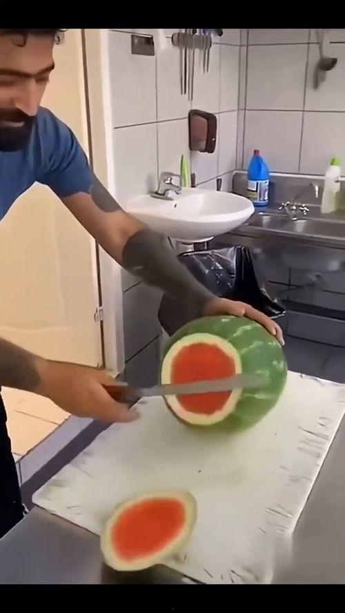 国外小伙吃瓜,揭秘网络热点的魅力所在