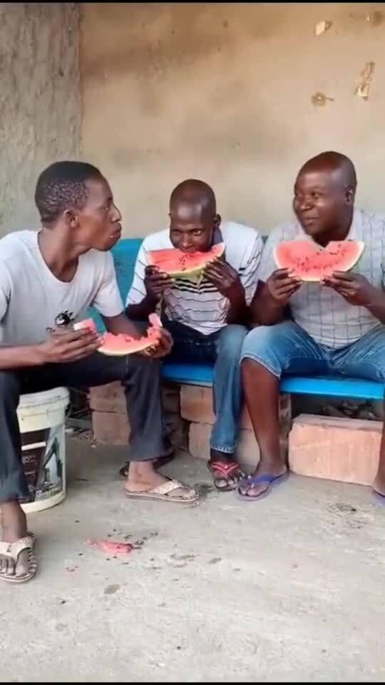 国外小伙吃瓜,揭秘网络热点的魅力所在