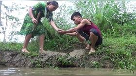 女梦见在瓜地里吃瓜,女子瓜地寻味，揭秘梦境中的甜蜜诱惑