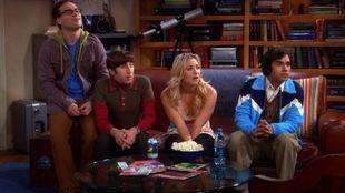 情侣约会被吃瓜,吃瓜群众围观情侣甜蜜互动