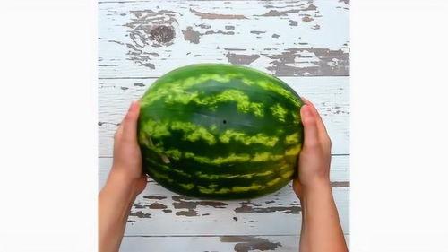 欺骗朋友吃瓜,朋友间的“吃瓜”骗局，友谊的考验与反思