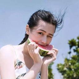 夏天吃瓜美女,美女生机