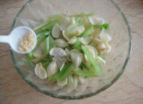 大蒜和茭瓜弄汤吃